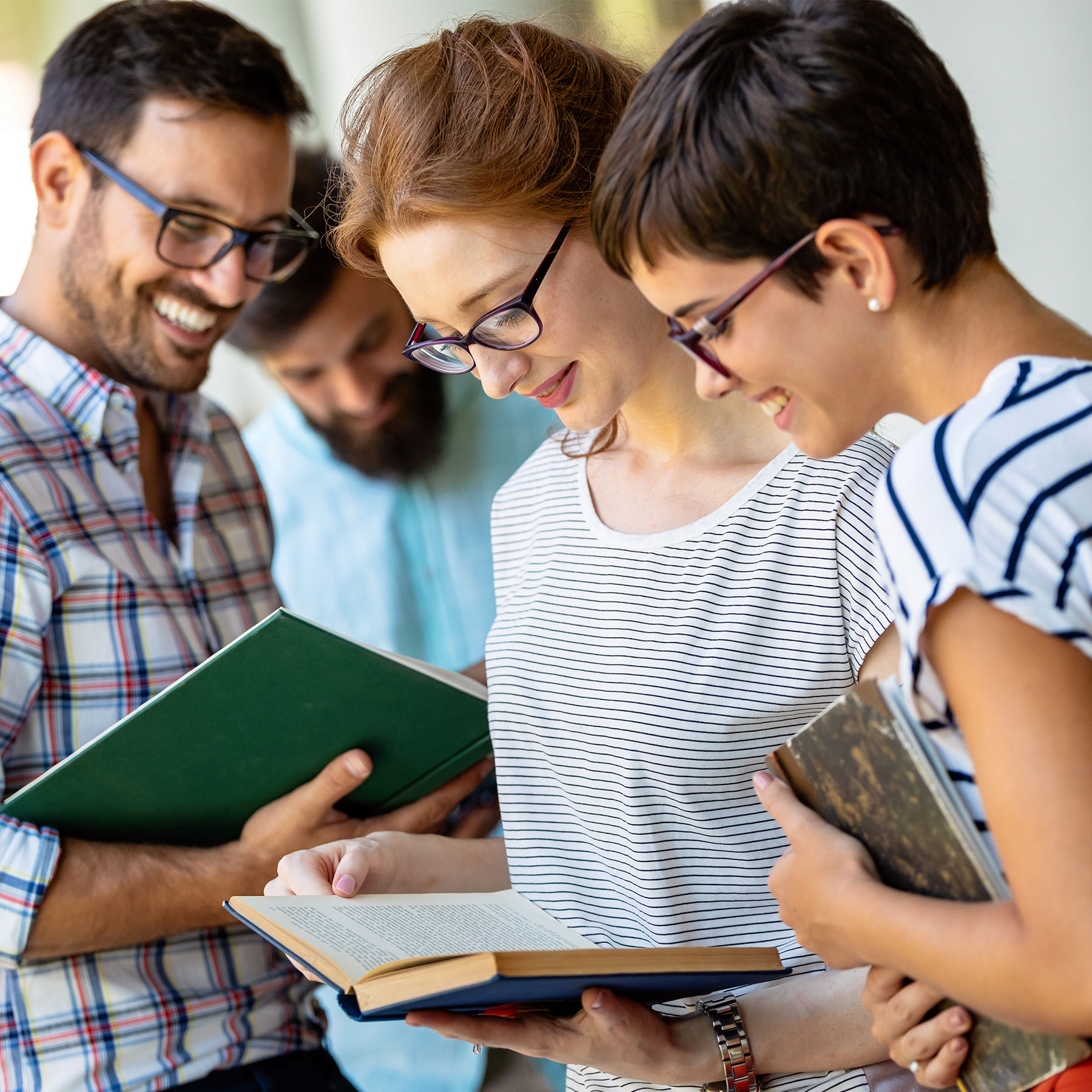 Equipo de mentores acompañando a estudiantes